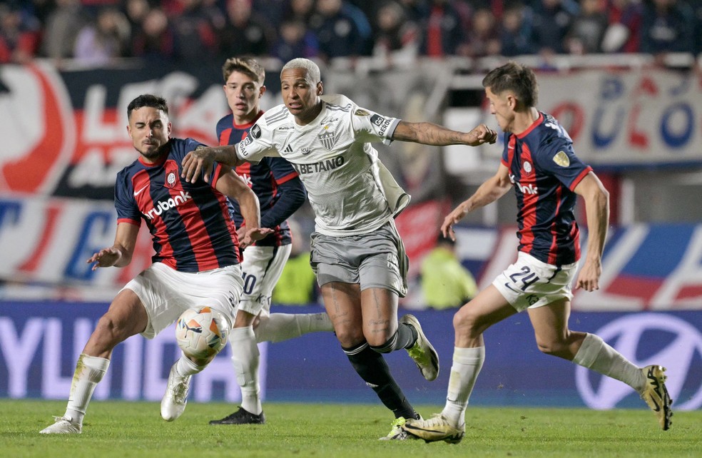 Em San Lorenzo x Atlético-MG, Deyverson recebe recado de argentino: "Aqui não é Flamengo" | atlético-mg | ge