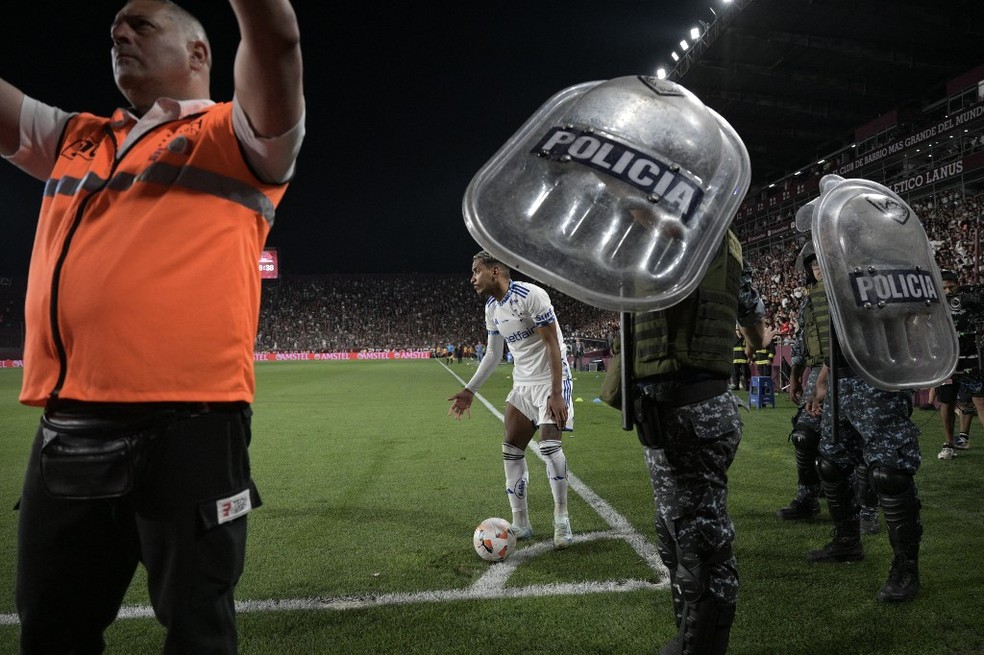 Lanús x Cruzeiro tem garrafa arremessada em Matheus Pereira, briga e sinalizadores em campo; assista | cruzeiro | ge