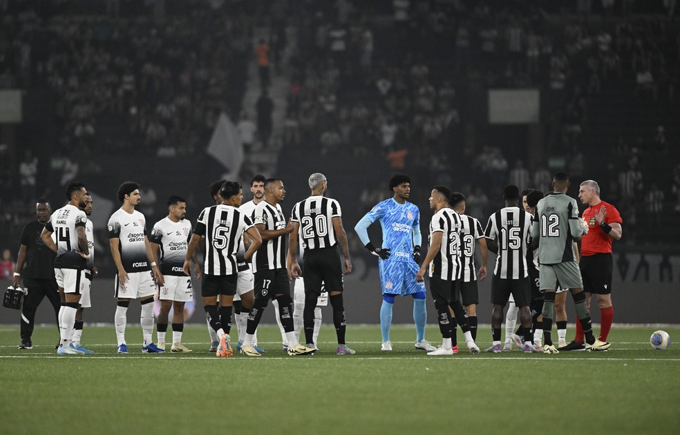 Botafogo x Corinthians: jogo atrasa por confusão com semelhança das camisas dos adversários | corinthians | ge