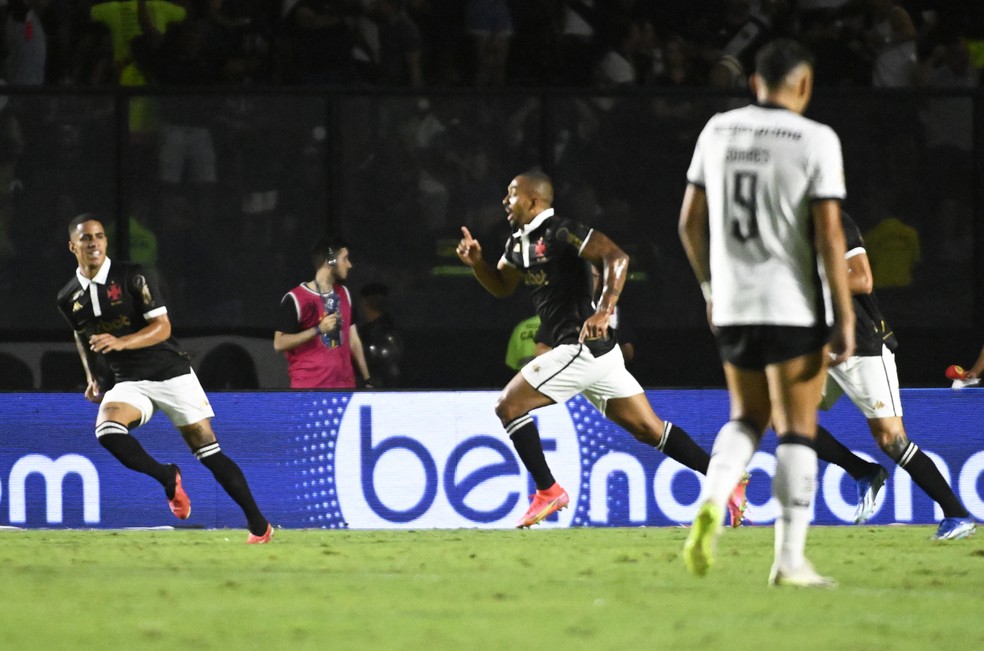 À espera do Botafogo: veja aproveitamento do Vasco em clássicos nos pontos corridos | vasco | ge