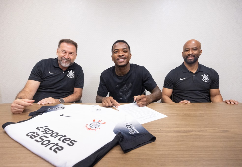 Corinthians anuncia a compra do zagueiro Cacá, que assina contrato até o fim de 2028 | corinthians | ge