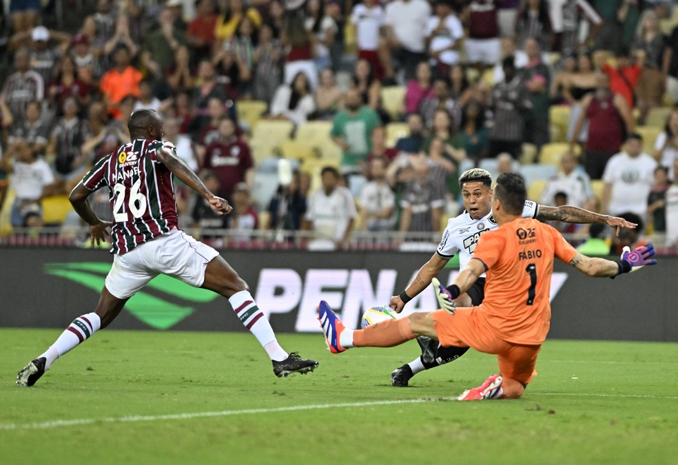 Fábio reclama de falta em Felipe Melo em gol do Botafogo contra o Fluminense | fluminense | ge