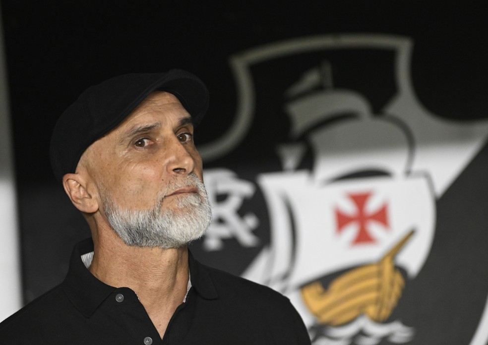 Vasco vence Álvaro Pacheco na Fifa e não precisará pagar valor milionário por demissão do português | vasco | ge