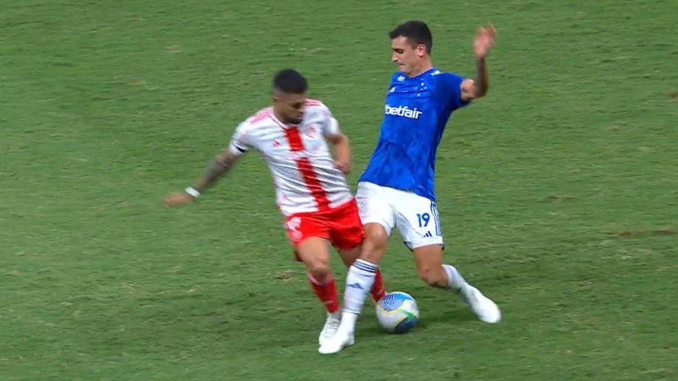 Cruzeiro informa lesão de ligamento em Dinenno, que passará por cirurgia | cruzeiro | ge