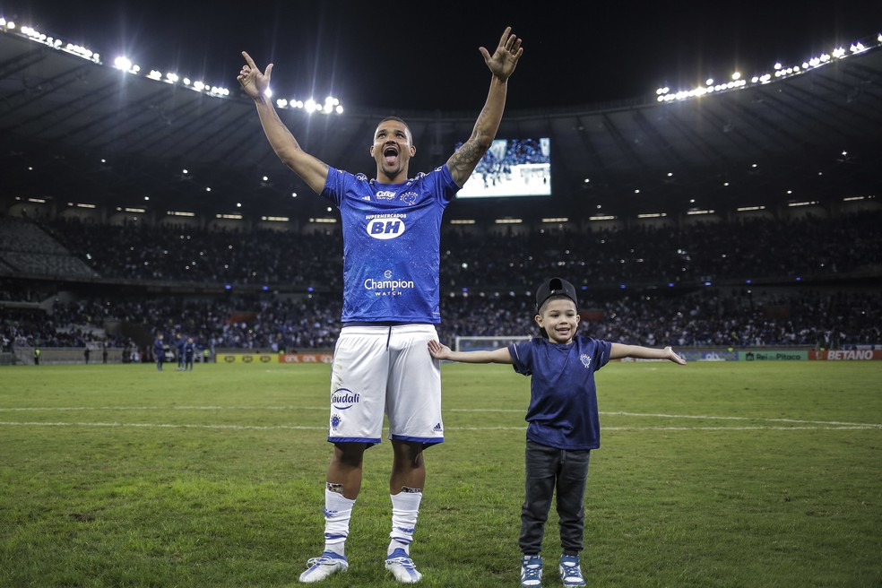 Filho de zagueiro do Cruzeiro é registrado para iniciação esportiva no clube | cruzeiro | ge