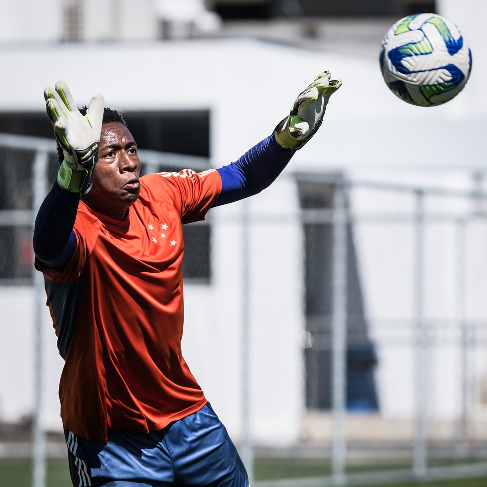 Cruzeiro amplia contrato com goleiro da base; veja detalhes | cruzeiro | ge