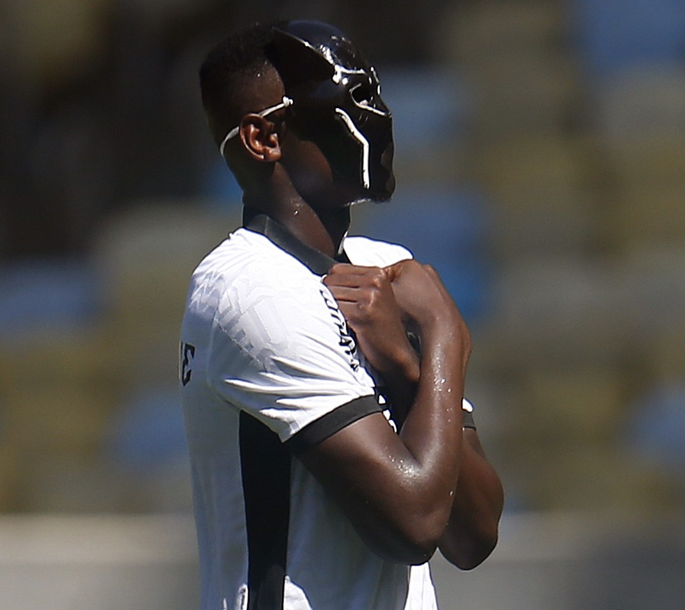 A simbologia do Pantera Negra, adotado por Luiz Henrique no Botafogo, na luta contra o racismo | botafogo | ge