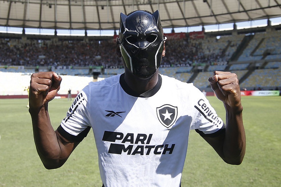 Luiz Henrique vê comemoração de Pantera Negra como símbolo antirracista e defende Vini: "Merecia a Bola de Ouro" | botafogo | ge