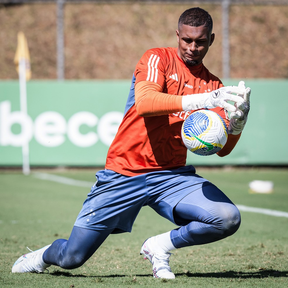 Goleiro do Cruzeiro publica texto após vídeos de casamento viralizarem | cruzeiro | ge