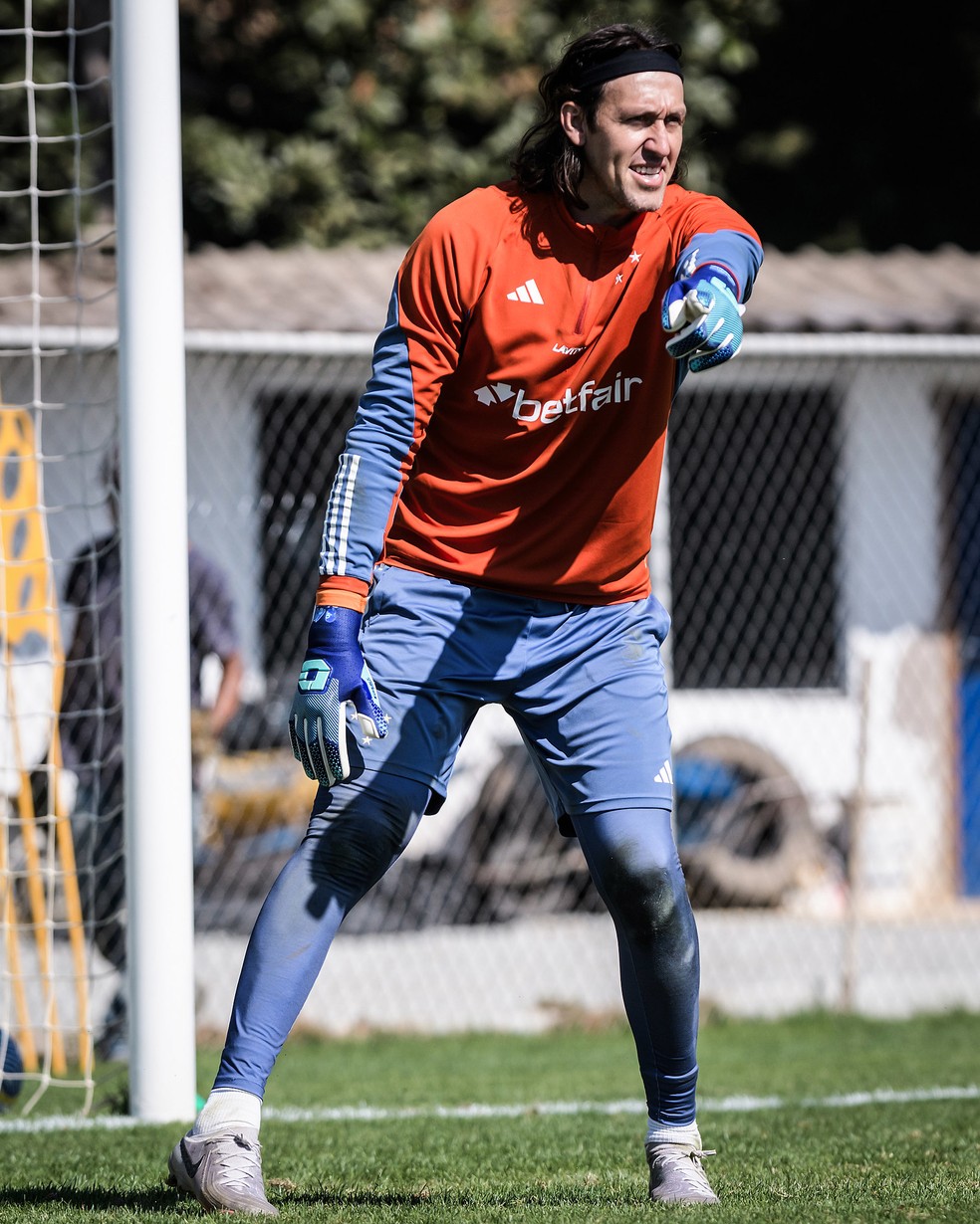 Cássio sente coxa e deixa treino do Cruzeiro antes do fim da atividade | cruzeiro | ge