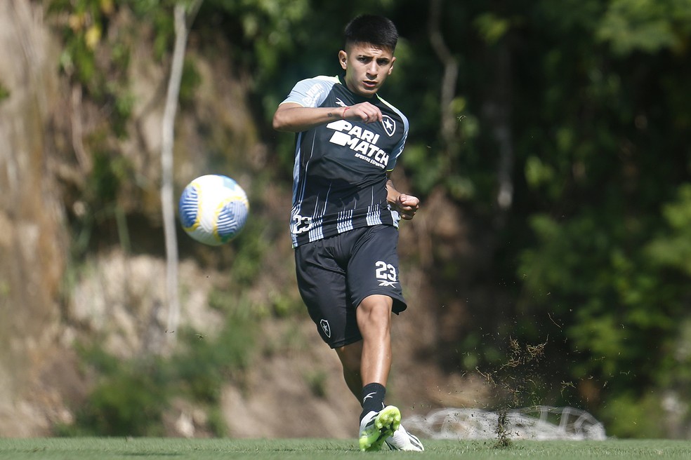 Botafogo embarca para enfrentar o Bahia com Thiago Almada, mas sem Tiquinho | botafogo | ge