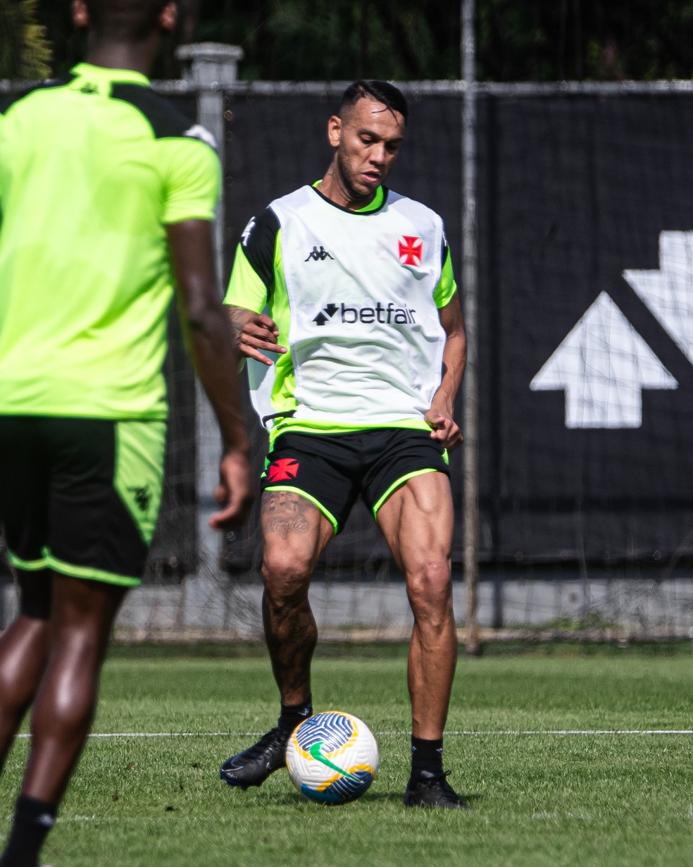 Souza diz que treina há dois meses como zagueiro no Vasco: "Posso ajudar muito bem" | vasco | ge