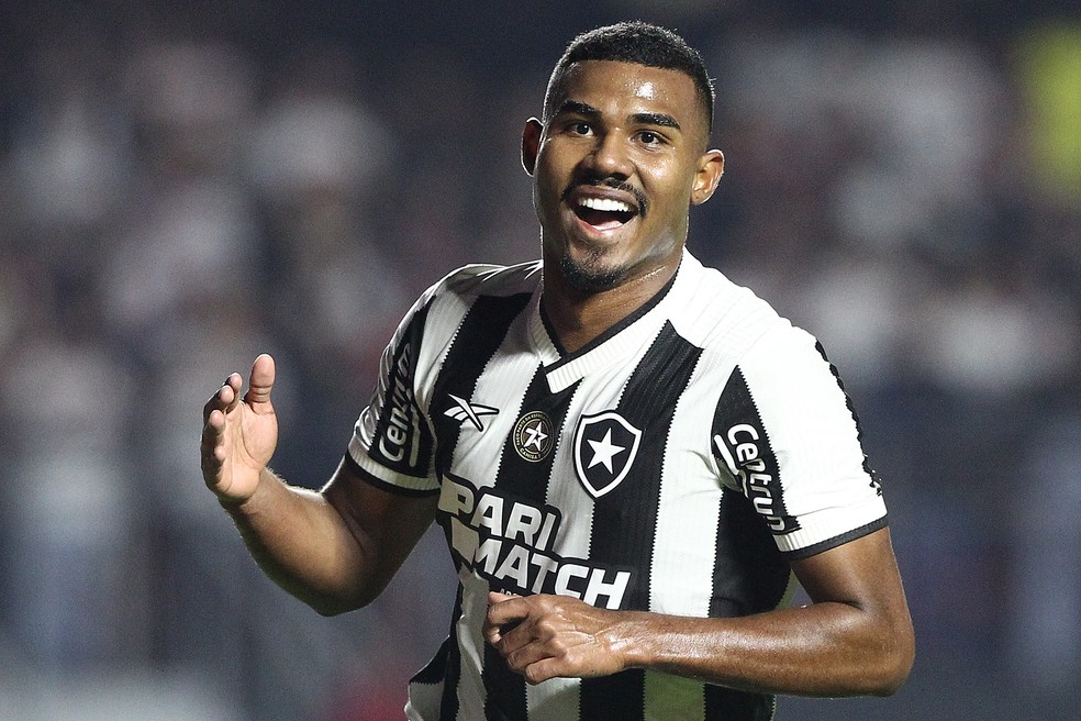 À procura de lateral, veja quanto o Botafogo gastou com a defesa, setor elogiado por Abel | botafogo | ge