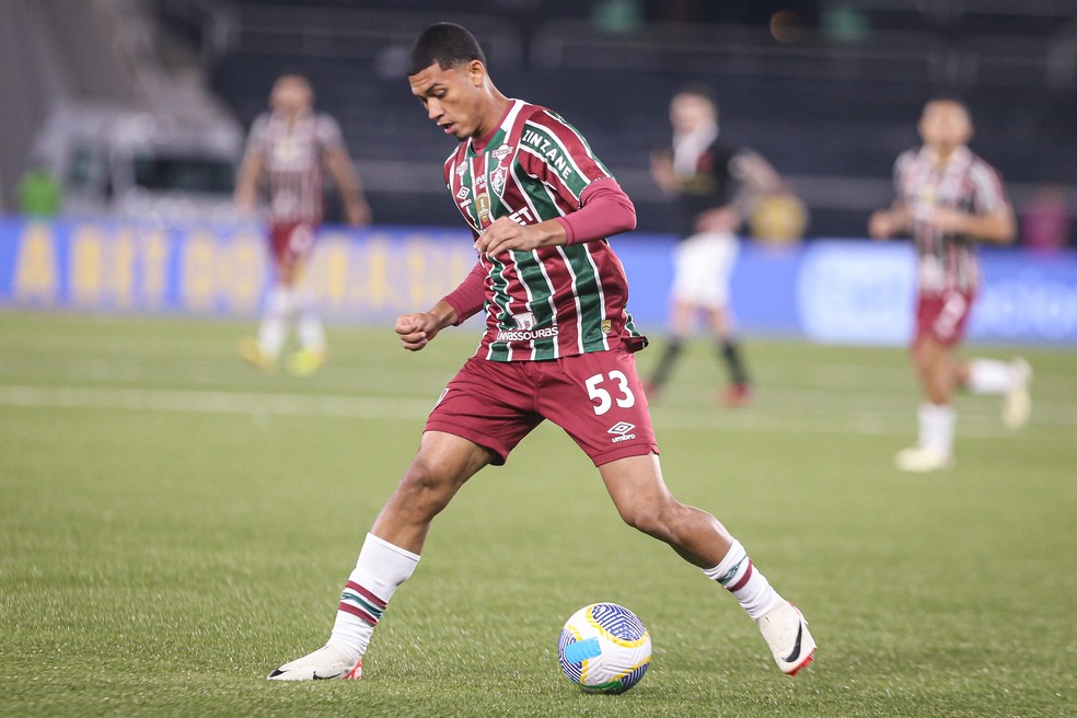 Fluminense encaminha venda do lateral Esquerdinha para o Queens Park Rangers, da Inglaterra | fluminense | ge