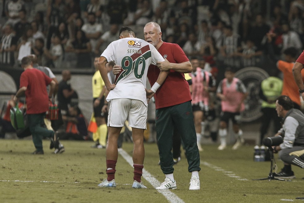 Serna se adapta rápido ao futebol brasileiro e vira peça importante no Fluminense de Mano Menezes | fluminense | ge