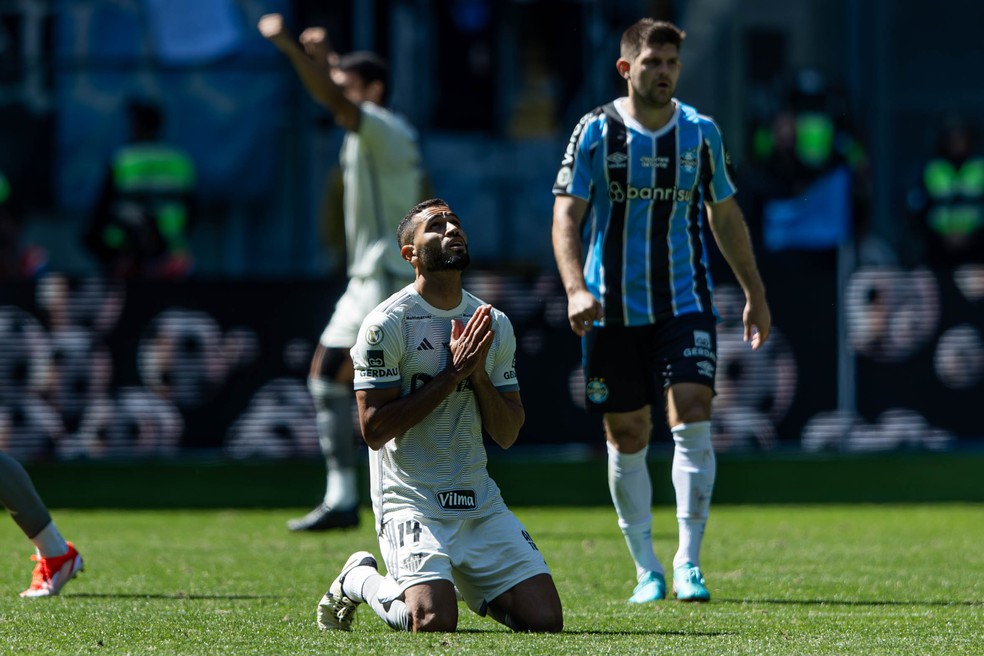 Pouco utilizado no Atlético-MG, Alan Kardec ganha elogios de Milito: "Jogador top, excepcional" | atlético-mg | ge