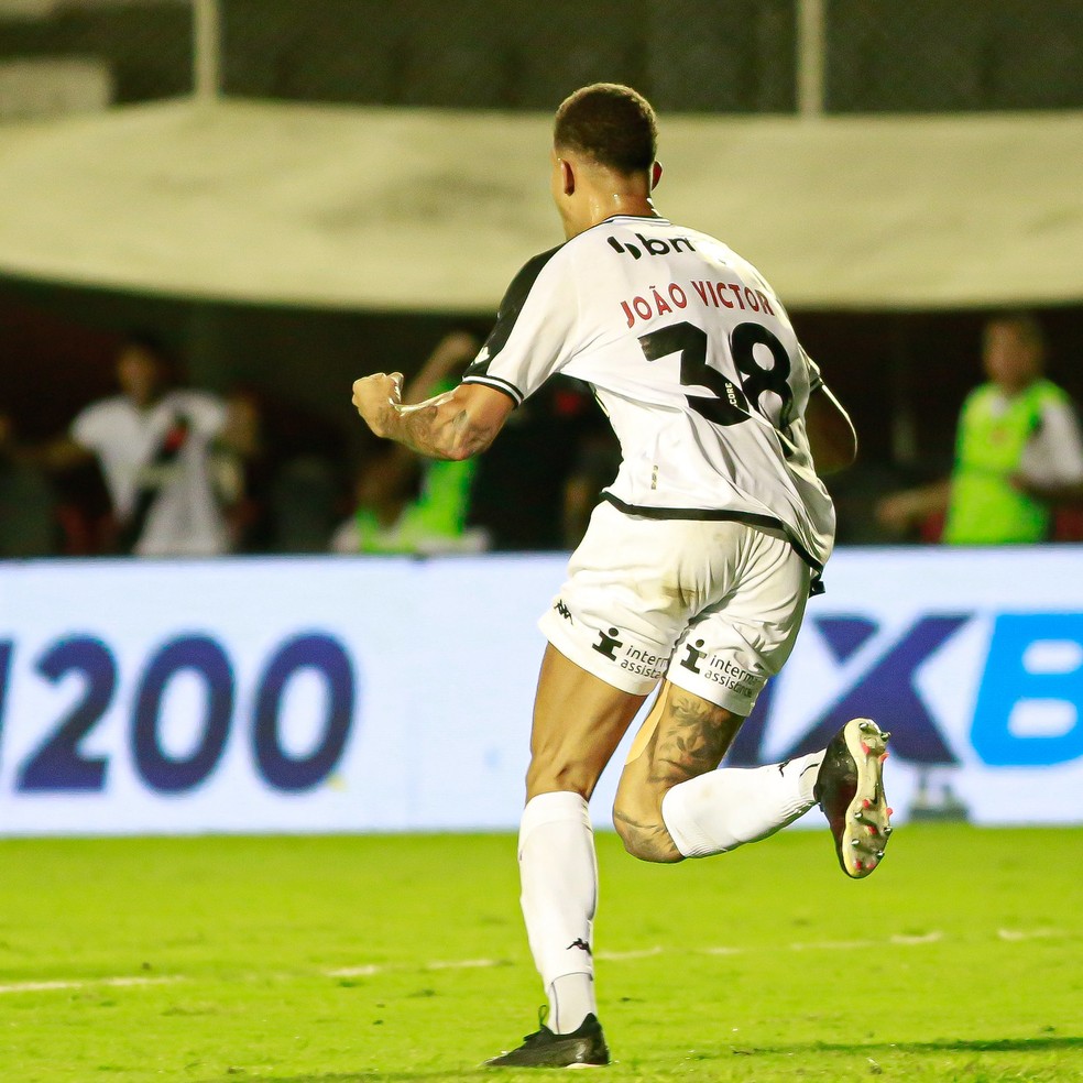 João Victor, do Vasco, vibra com seu primeiro gol como profissional: "Saiu em um momento especial" | vasco | ge