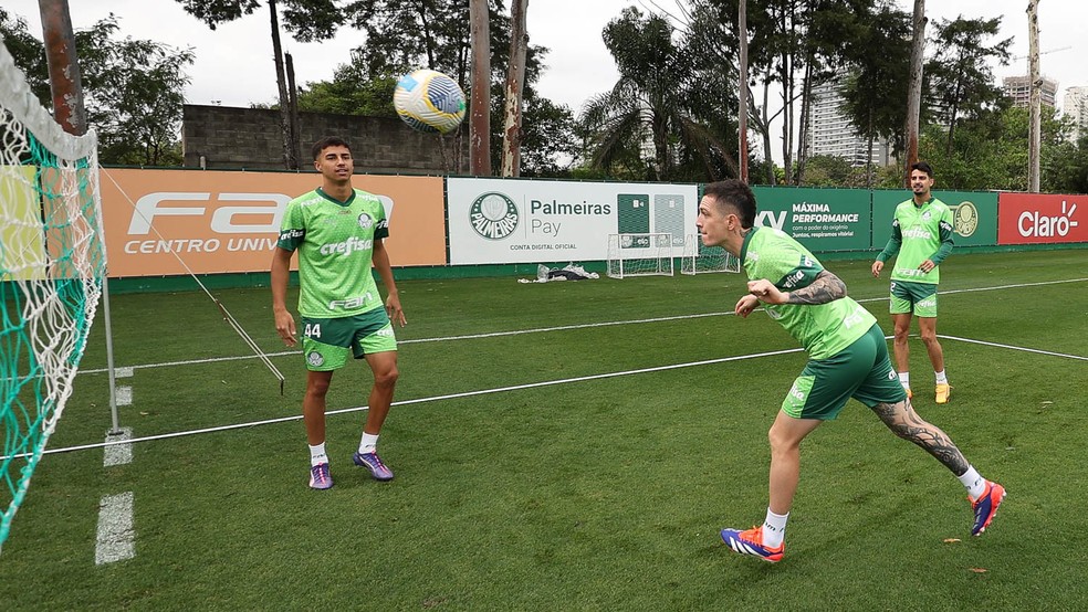 Palmeiras treina com futevôlei no aquecimento e Vitor Reis em trabalho integral | palmeiras | ge