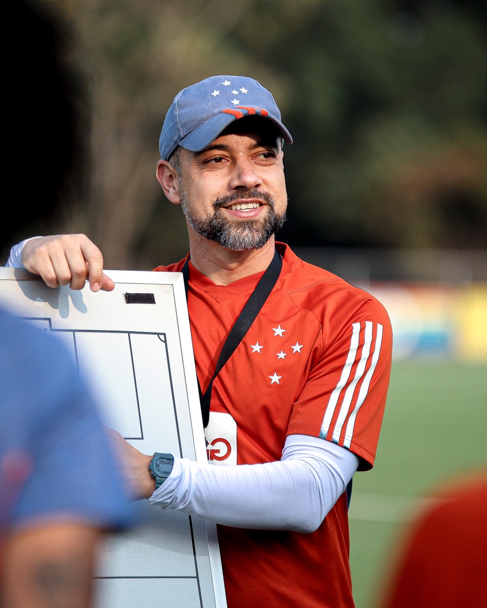 Técnico do Cruzeiro critica presidente do Flamengo por declaração sobre futebol feminino: "Parou no tempo" | cruzeiro | ge