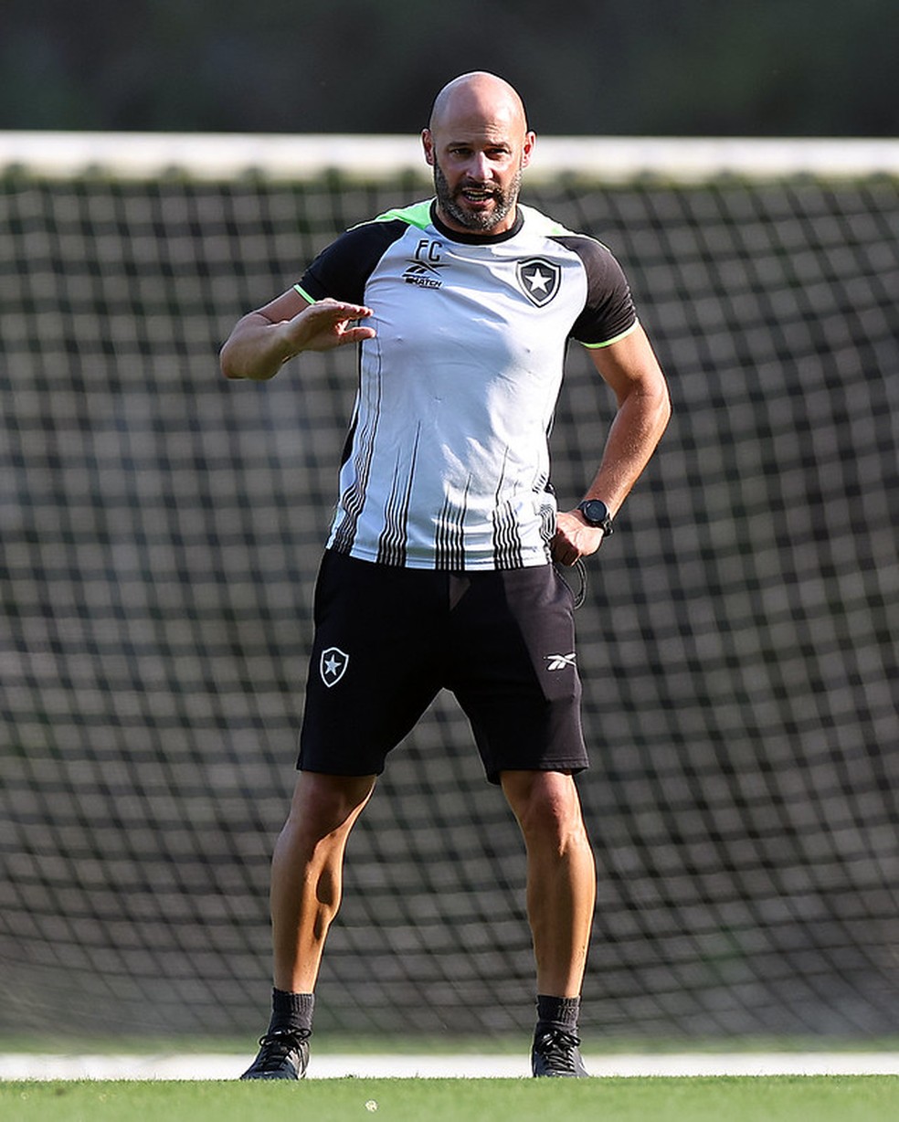 Artur Jorge cumpre suspensão contra o Corinthians; veja como o Botafogo vai substituí-lo | botafogo | ge