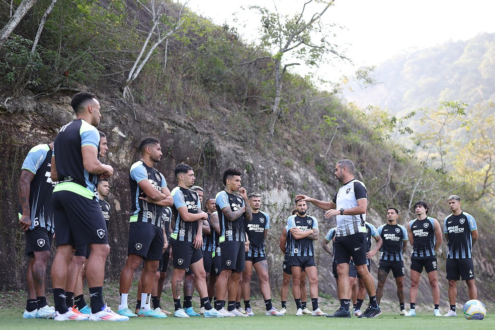 Matheus Nascimento volta a treinar no Botafogo após quase cinco meses | botafogo | ge