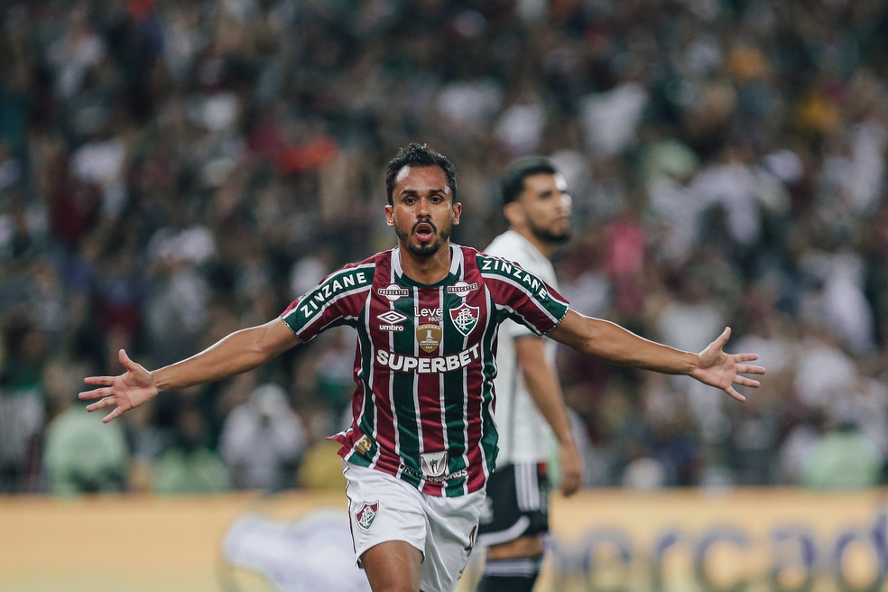 Lima reforça importância vindo do banco e cai nas graças de Mano no Fluminense | fluminense | ge