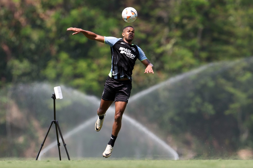 Escalação do Botafogo: Júnior Santos viaja e é a novidade para Artur Jorge contra o Grêmio | botafogo | ge