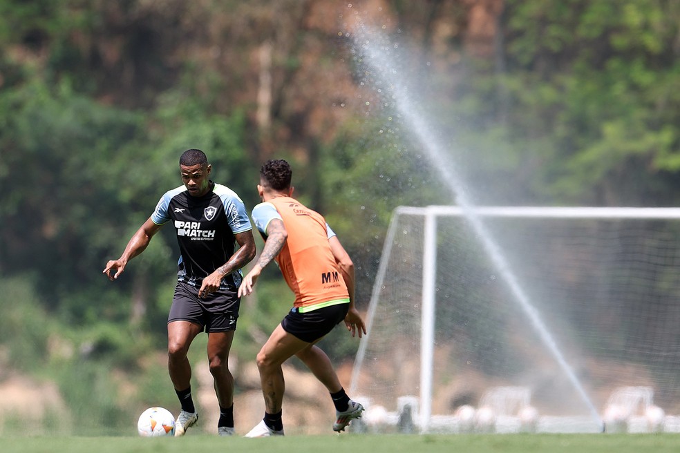 Trio do Botafogo avança em recuperação e volta a treinar com bola | botafogo | ge