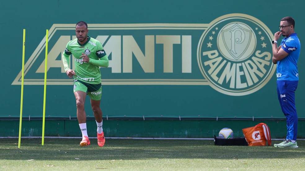 Mayke avança em recuperação no Palmeiras e trabalha no campo | palmeiras | ge