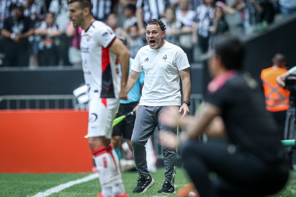 Milito refuta relaxamento do Atlético-MG e fala em gols evitáveis contra o Vitória | atlético-mg | ge