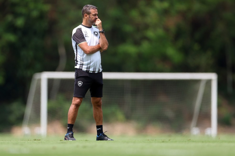 Treino tático e ação com crianças: veja como foi a volta da folga do Botafogo | botafogo | ge