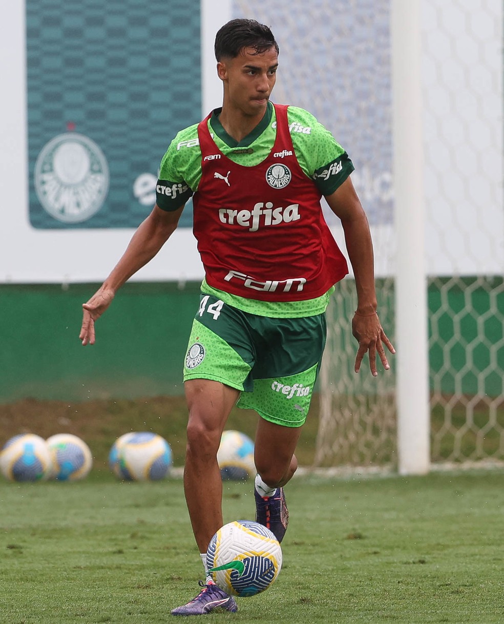 Vitor Reis ganha sequência no Palmeiras e busca provar status de "zagueiro de 30 milhões de euros" | palmeiras | ge