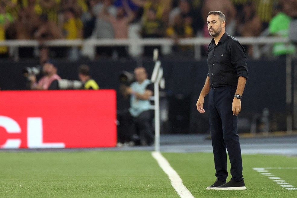 Artur Jorge detalha pedido ao time no intervalo de Botafogo x Peñarol e faz homenagem a Allan | botafogo | ge