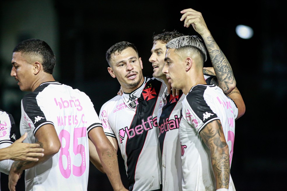 Jogadores do Vasco festejam vitória que encerra jejum: "Importante era vencer" | vasco | ge