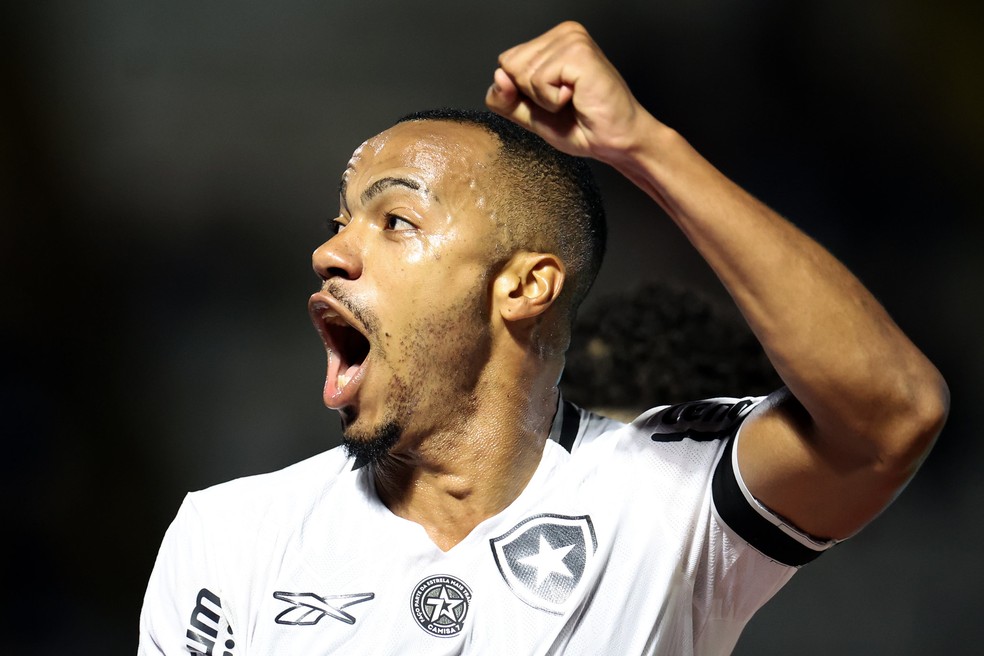 Destaque do Botafogo, Marlon se emociona ao falar sobre o pai em vídeo promocional da Libertadores | botafogo | ge