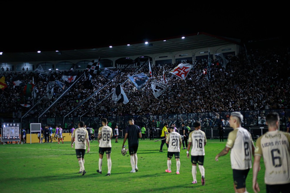 A força de São Januário: Vasco é o clube da Série A que menos perdeu em seu estádio na temporada | vasco | ge