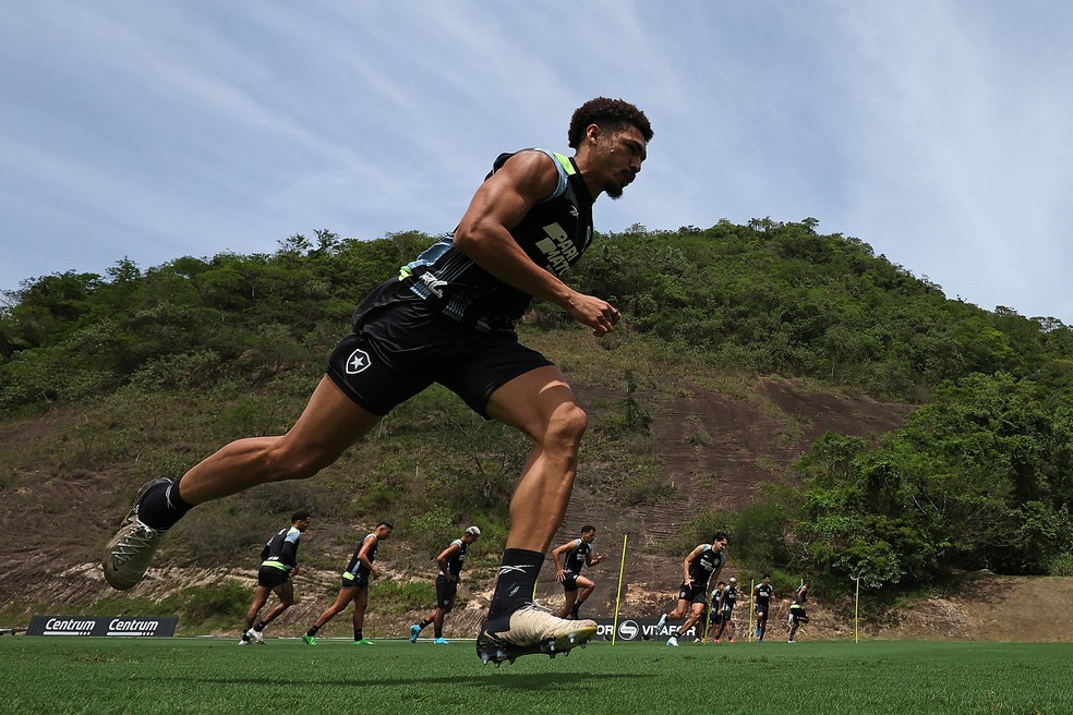 Escalação do Botafogo: Adryelson será titular em clássico contra o Vasco | botafogo | ge