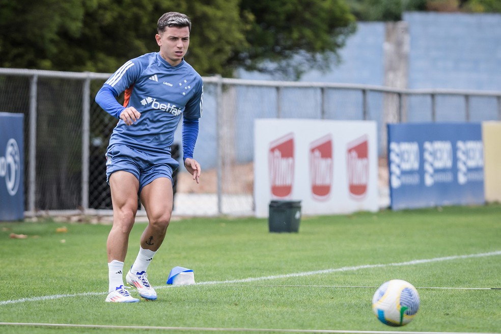 No Cruzeiro, Barreal faz treino parcial em campo; veja ausências para pegar o Corinthians | cruzeiro | ge