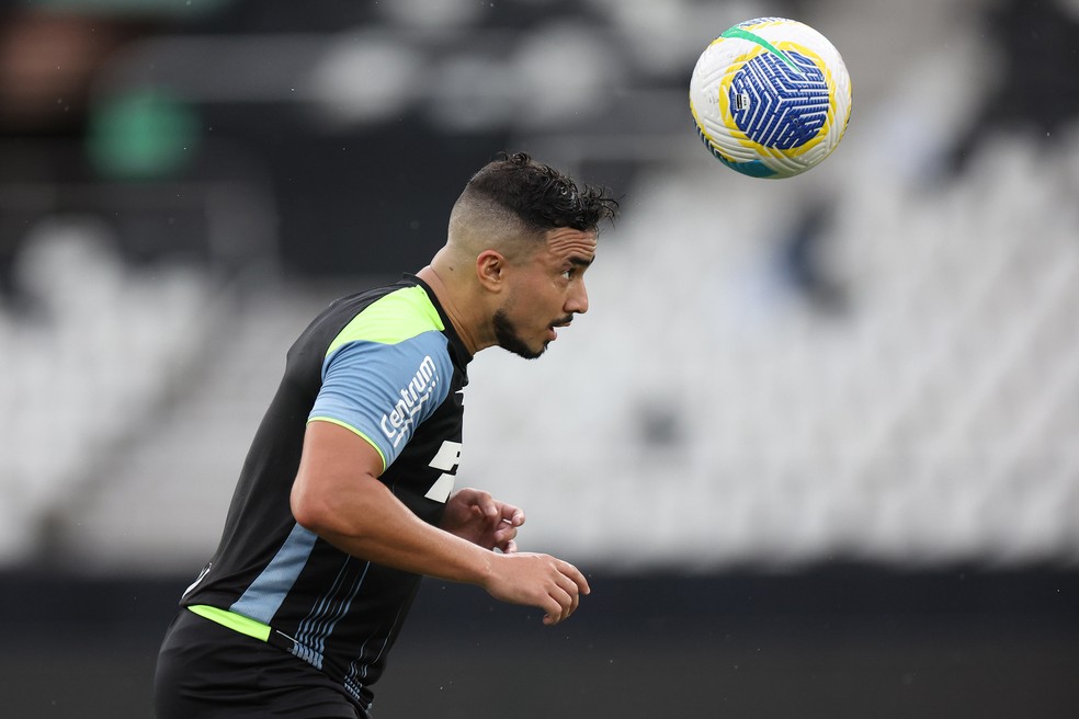 Recuperado e prestes a aposentar, lateral-direito Rafael treina com bola no Botafogo | botafogo | ge