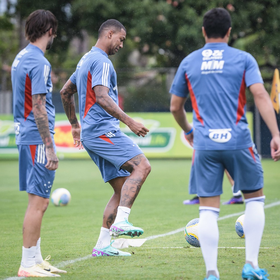 Treino do Cruzeiro tem Walace em campo; Barreal faz trabalhos internos na Toca da Raposa | cruzeiro | ge