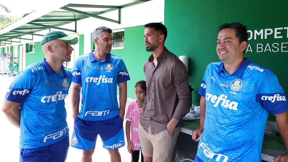 Luan visita o Palmeiras e leva filhos à Academia: "Fazendo bagunça na sala do Abel" | palmeiras | ge