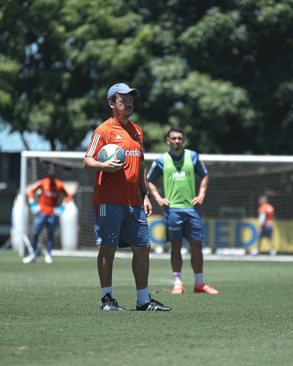 Escalação do Cruzeiro: perto de saída, Fernando Diniz comanda treino e tenta montar time; veja cenário | cruzeiro | ge