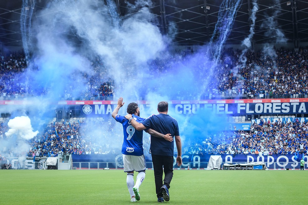 Reforçado, Cruzeiro se apresenta e viaja aos EUA para pré-temporada e amistosos | cruzeiro | ge