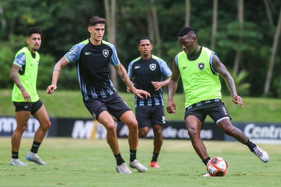 Patrick de Paula admite pressão, mas mira reviravolta no Botafogo: "Pronto para nova experiência" | botafogo | ge