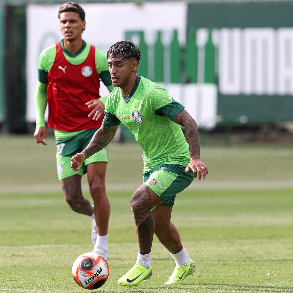 Facundo Torres faz primeiros gols em treino do Palmeiras e exalta elenco: "Ansioso para começar" | palmeiras | ge