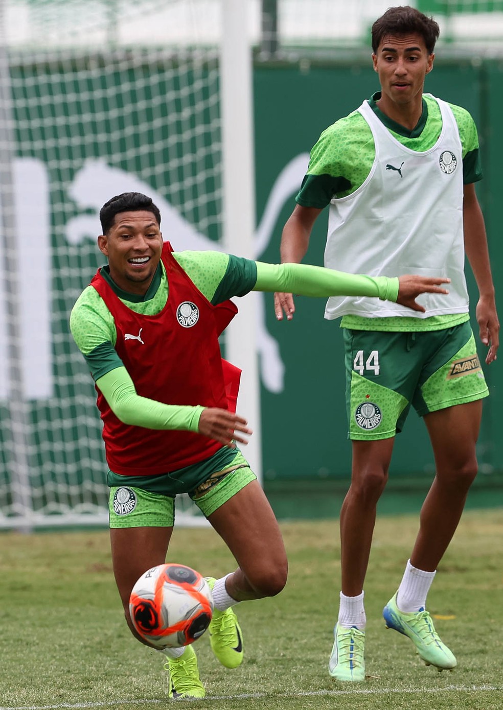 Com Rony, Palmeiras faz treino em campo reduzido | palmeiras | ge