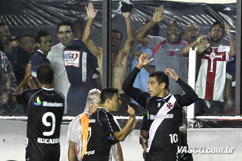 Golaço de Diego Souza e festa da torcida: como foi a vitória do Vasco que impressionou Carille em 2012 | vasco | ge