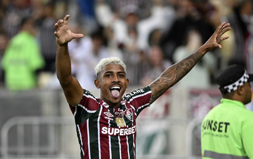 John Kennedy embarca para fazer exames no Pachuca e definir saída do Fluminense | fluminense | ge