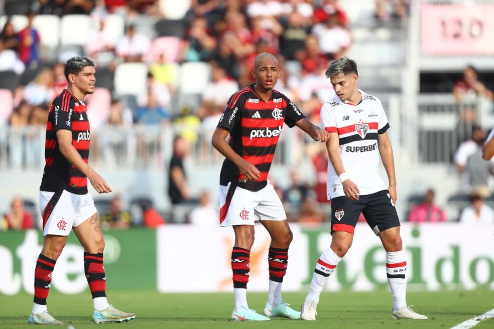 João Victor ganha pontos em pré-temporada nos EUA e dá passo rumo ao profissional do Flamengo | flamengo | ge