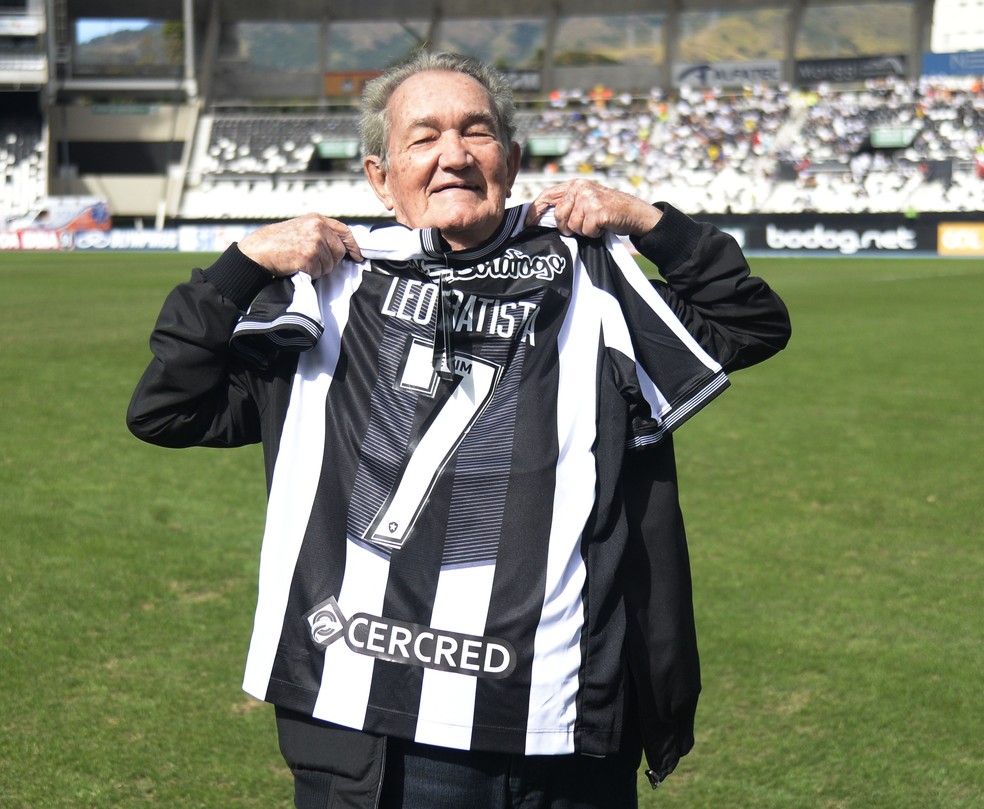 Homenagem no estádio, paixão ao acaso: entenda a relação de Léo Batista com o Botafogo | botafogo | ge